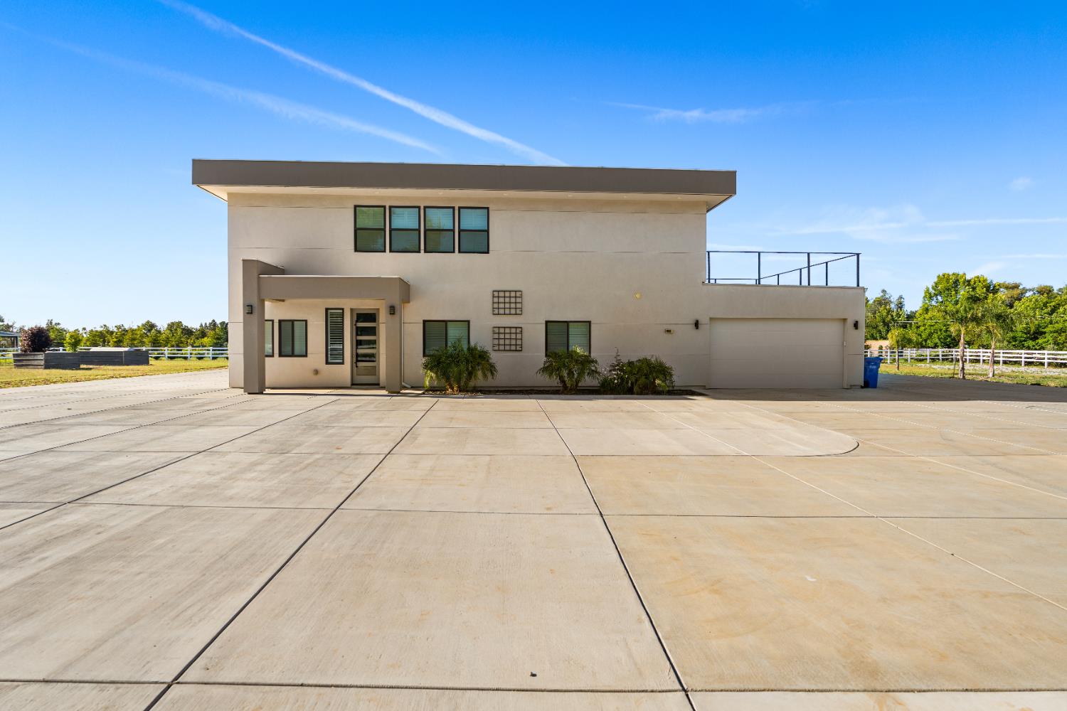 Elk Grove, California, 95624, United States, 6 Bedrooms Bedrooms, ,5 BathroomsBathrooms,Residential,Pending,2045803