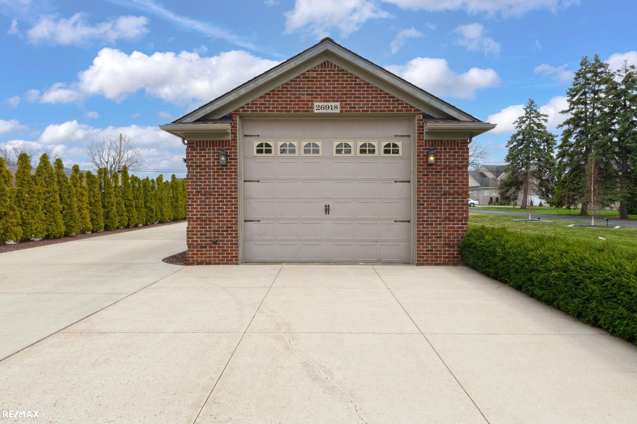 Saint Clair Shores, Michigan, 48081, United States, ,5 BathroomsBathrooms,Residential,Active,1829899