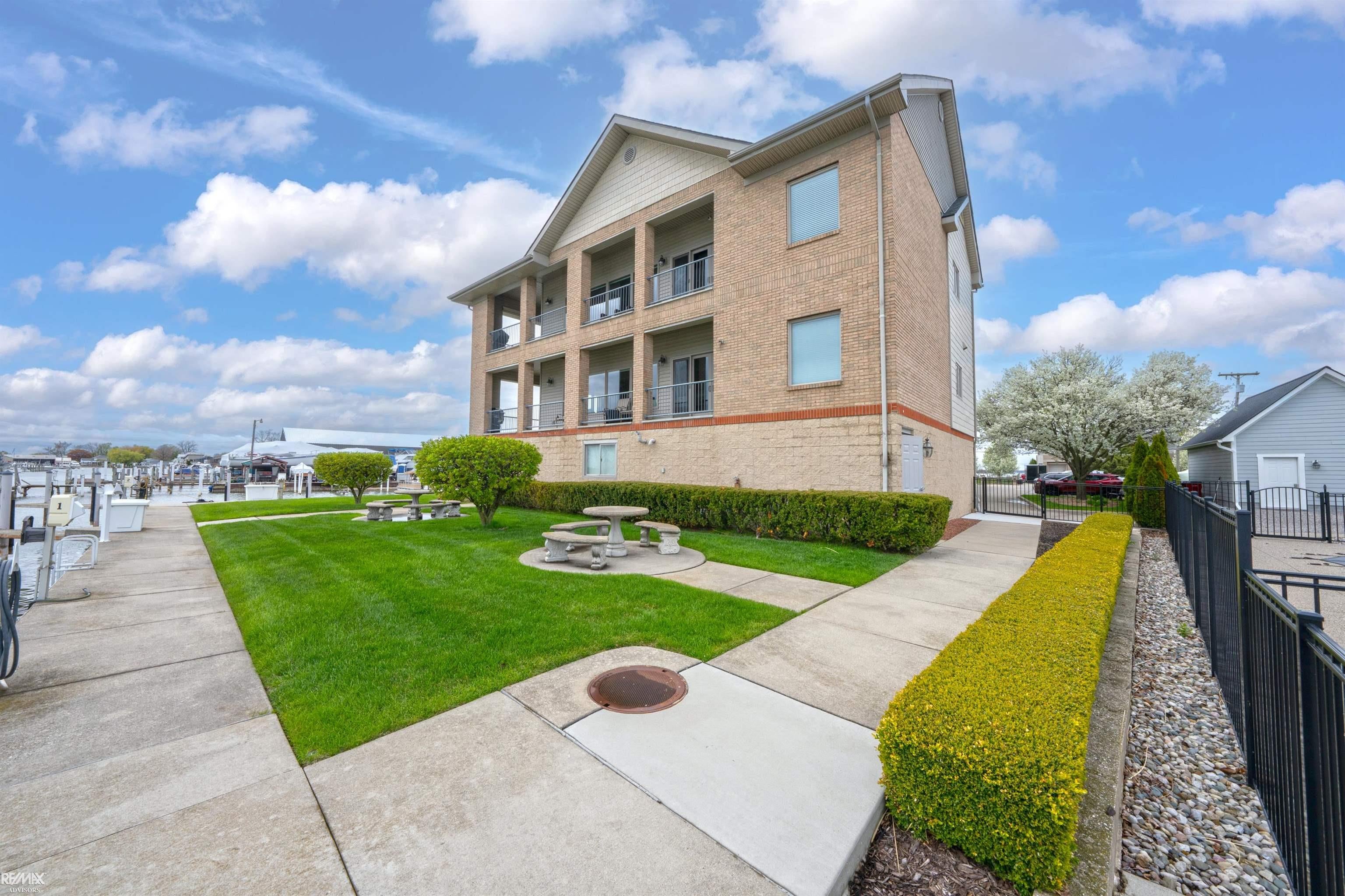 Harrison Twp, Michigan, 48045, United States, 2 Bedrooms Bedrooms, ,3 BathroomsBathrooms,Residential,Active,2042154
