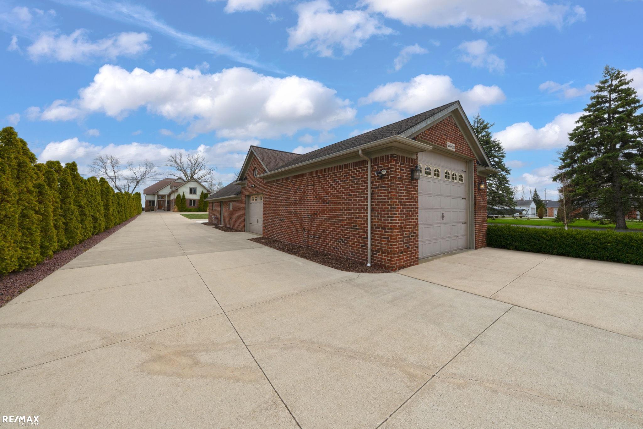 Saint Clair Shores, Michigan, 48081, United States, ,5 BathroomsBathrooms,Residential,Active,1829899