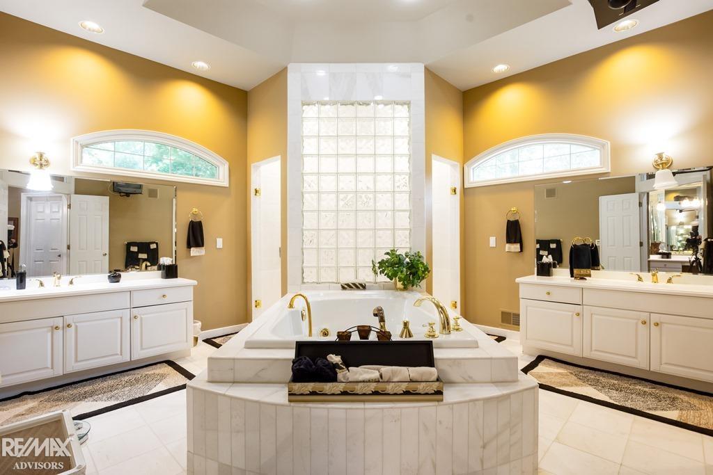 Shelby Twp, Michigan, 48315, United States, 4 Bedrooms Bedrooms, ,6 BathroomsBathrooms,Residential,Active,1926666