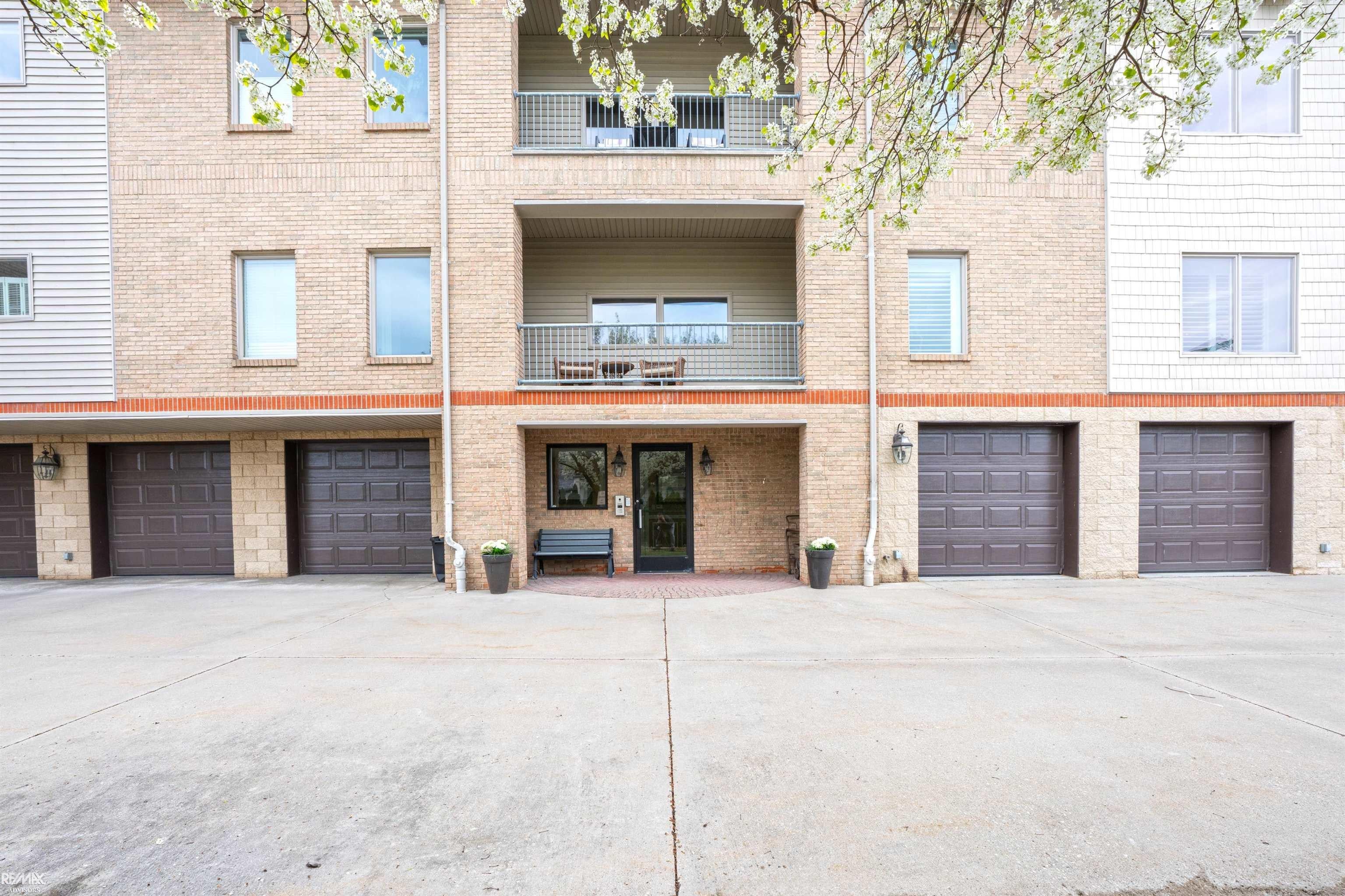 Harrison Twp, Michigan, 48045, United States, 2 Bedrooms Bedrooms, ,3 BathroomsBathrooms,Residential,Active,2042154