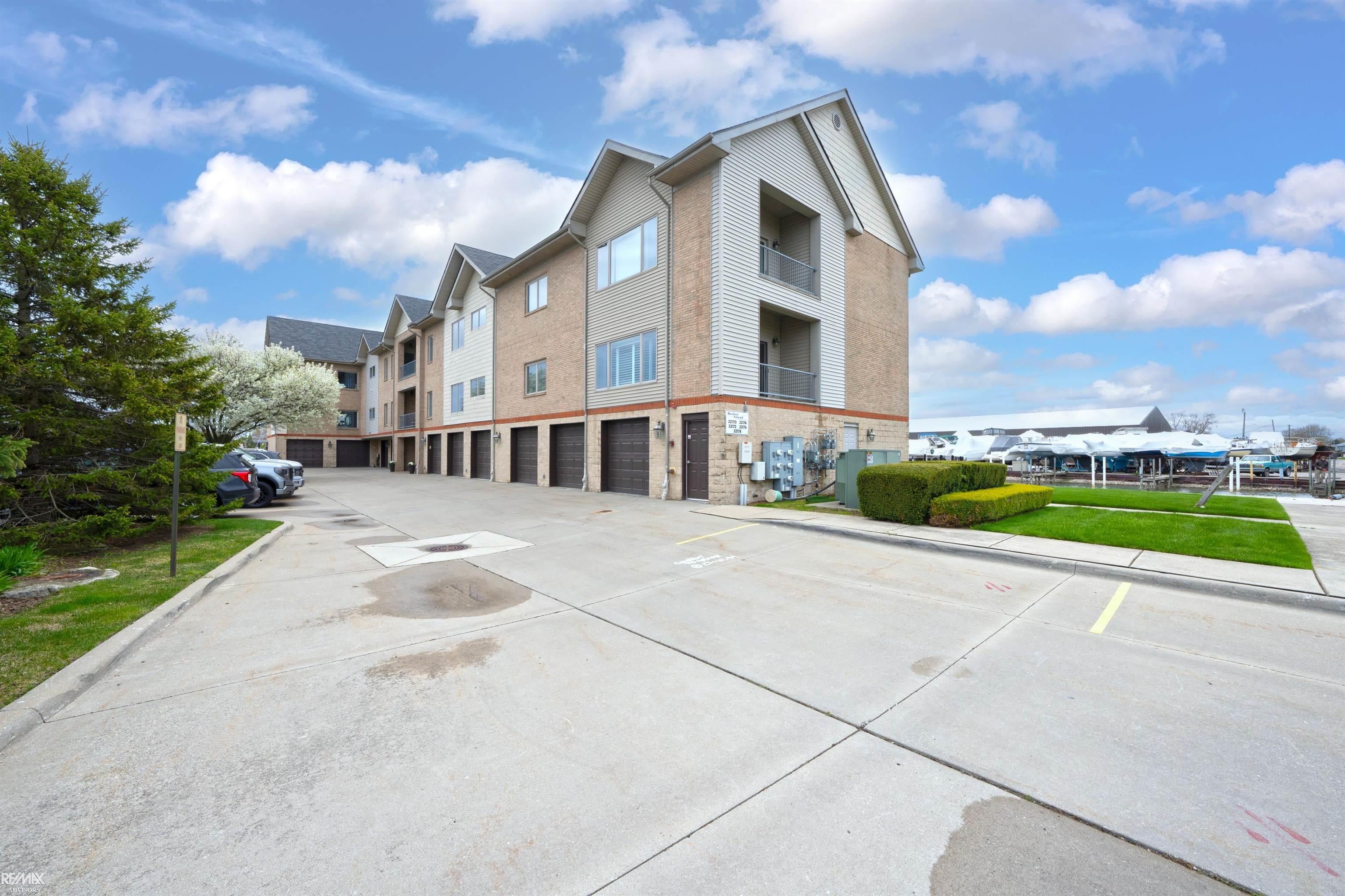 Harrison Twp, Michigan, 48045, United States, 2 Bedrooms Bedrooms, ,3 BathroomsBathrooms,Residential,Active,2042154