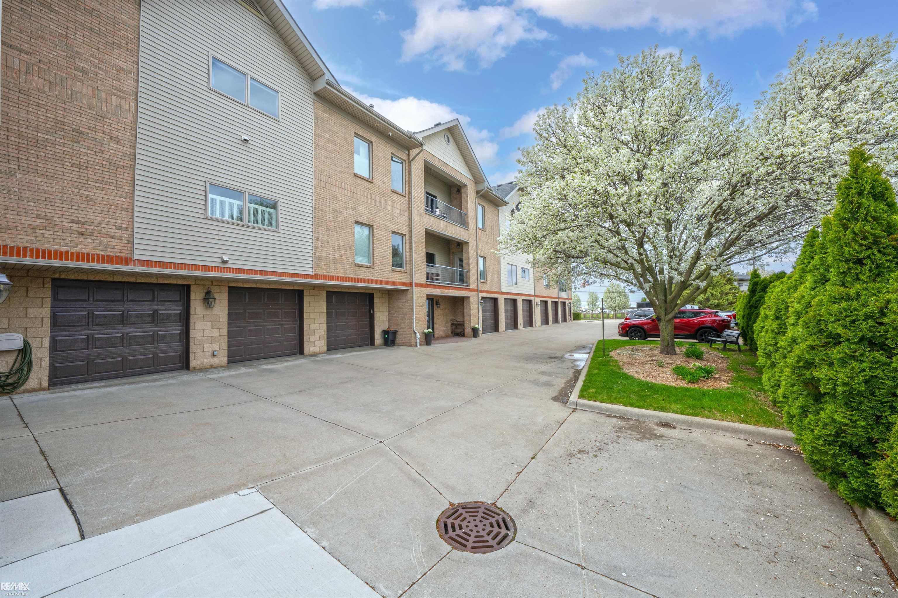 Harrison Twp, Michigan, 48045, United States, 2 Bedrooms Bedrooms, ,3 BathroomsBathrooms,Residential,Active,2042154
