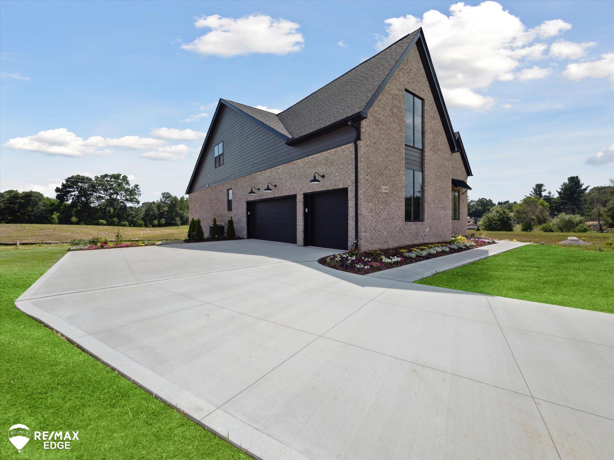 Saline, Michigan, 48176, United States, 4 Bedrooms Bedrooms, ,3 BathroomsBathrooms,Residential,Active,1894549