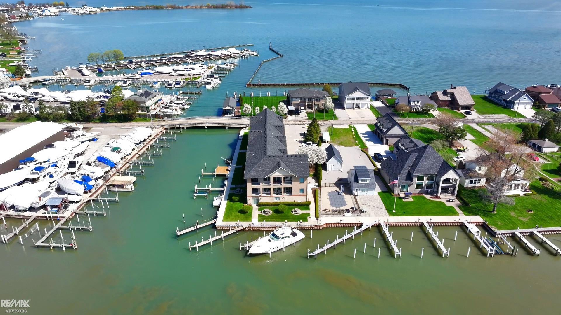 Harrison Twp, Michigan, 48045, United States, 2 Bedrooms Bedrooms, ,3 BathroomsBathrooms,Residential,Active,2042154
