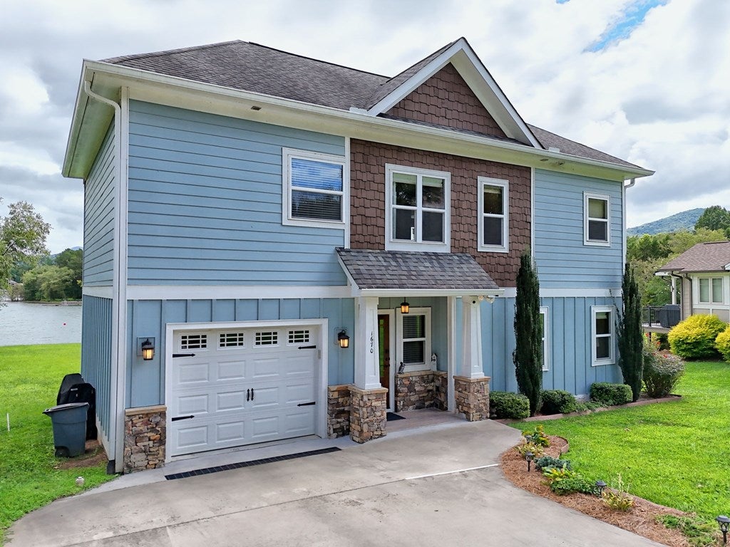 Hiawassee, Georgia, 30546, United States, 2 Bedrooms Bedrooms, ,3 BathroomsBathrooms,Residential,Active,1914769