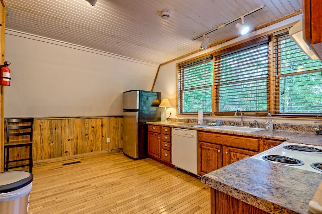 Warne, North Carolina, 28909, United States, 5 Bedrooms Bedrooms, ,6 BathroomsBathrooms,Residential,Active,1968111