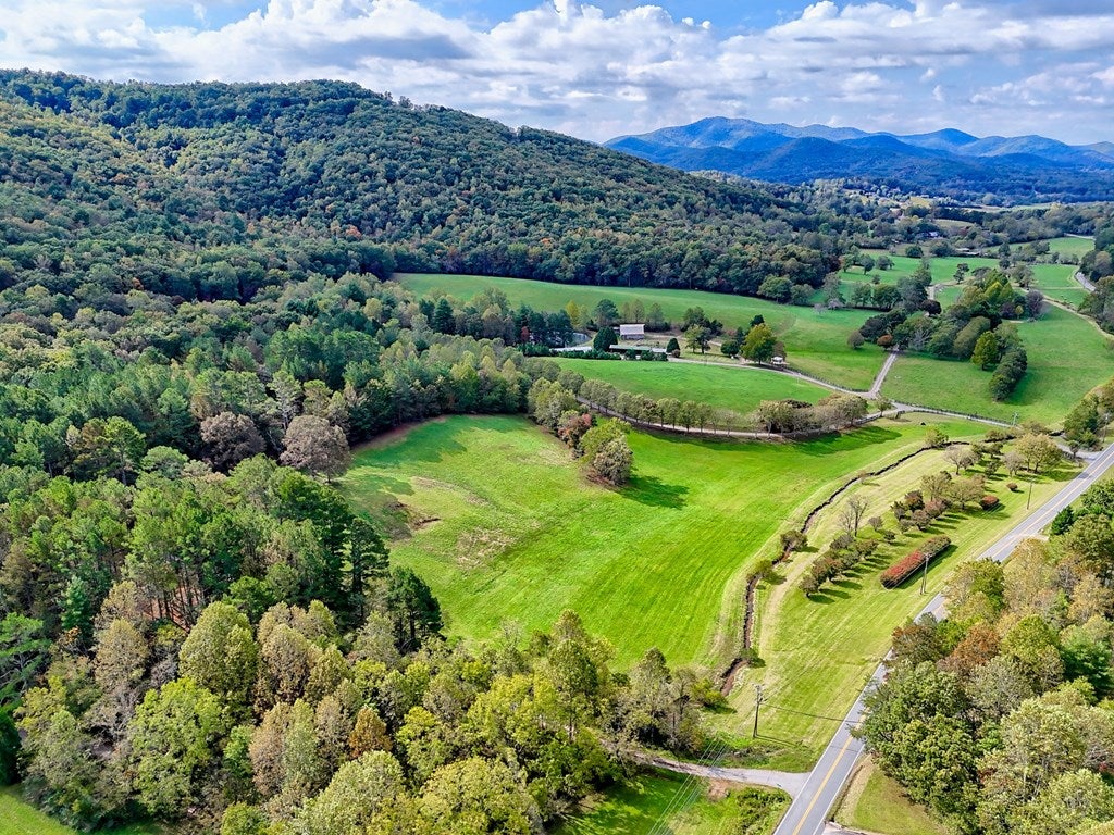 Warne, North Carolina, 28909, United States, 5 Bedrooms Bedrooms, ,6 BathroomsBathrooms,Residential,Active,1968111