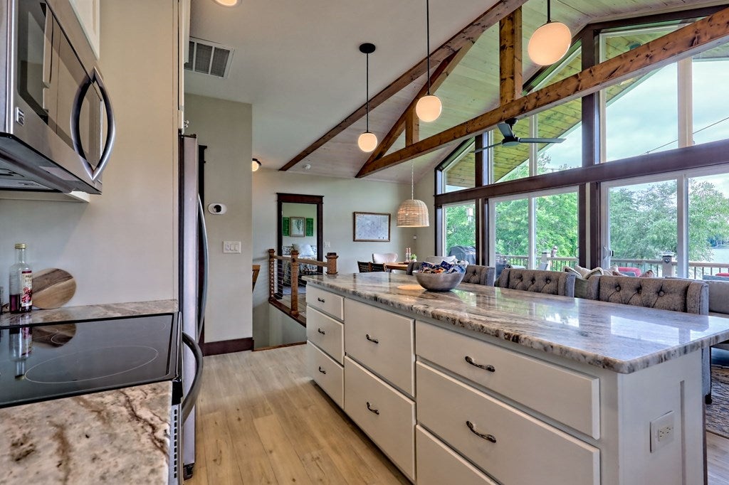 Hiawassee, Georgia, 30546, United States, 2 Bedrooms Bedrooms, ,3 BathroomsBathrooms,Residential,Active,1914769