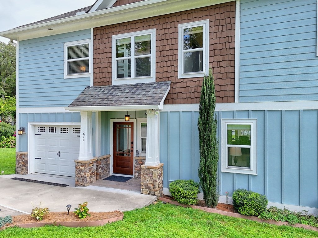 Hiawassee, Georgia, 30546, United States, 2 Bedrooms Bedrooms, ,3 BathroomsBathrooms,Residential,Active,1914769
