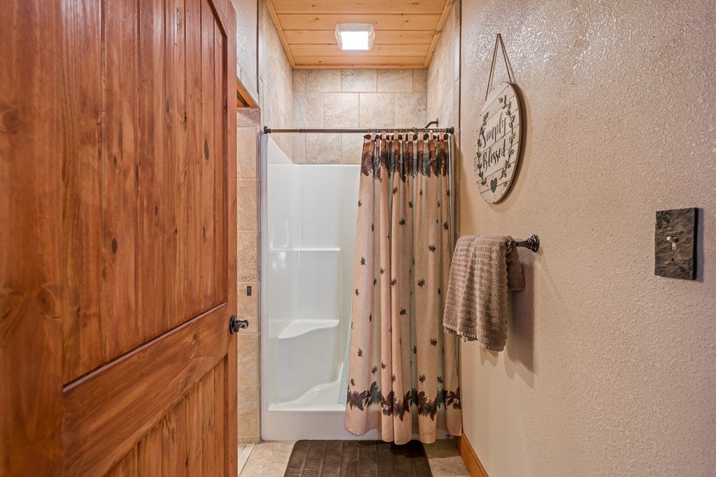 Murphy, North Carolina, 28906, United States, 4 Bedrooms Bedrooms, ,7 BathroomsBathrooms,Residential,Active,1748806