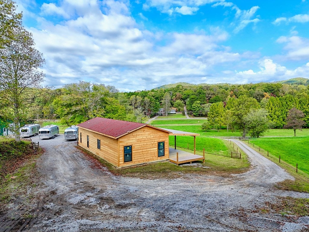 Warne, North Carolina, 28909, United States, 5 Bedrooms Bedrooms, ,6 BathroomsBathrooms,Residential,Active,1968111
