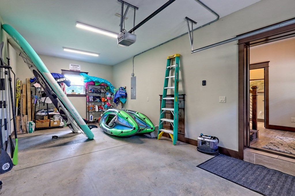 Hiawassee, Georgia, 30546, United States, 2 Bedrooms Bedrooms, ,3 BathroomsBathrooms,Residential,Active,1914769