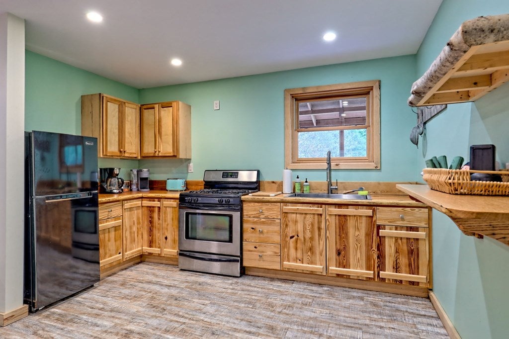 Warne, North Carolina, 28909, United States, 5 Bedrooms Bedrooms, ,6 BathroomsBathrooms,Residential,Active,1968111