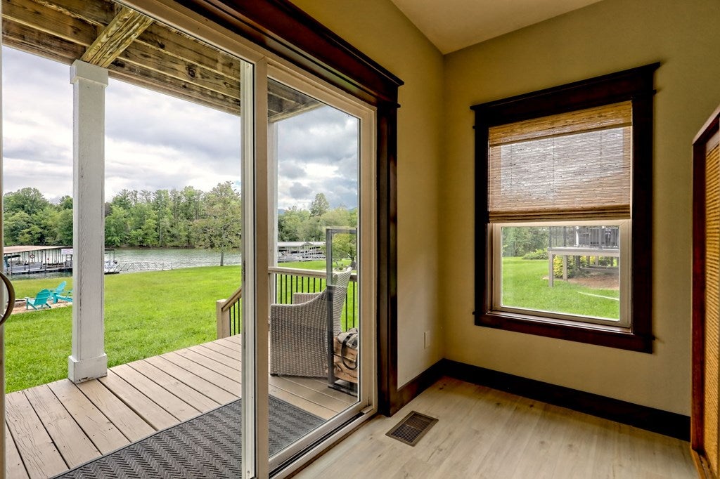 Hiawassee, Georgia, 30546, United States, 2 Bedrooms Bedrooms, ,3 BathroomsBathrooms,Residential,Active,1914769