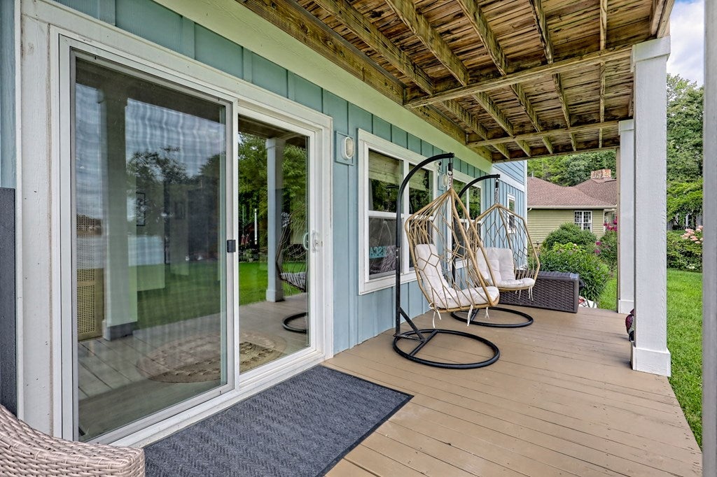 Hiawassee, Georgia, 30546, United States, 2 Bedrooms Bedrooms, ,3 BathroomsBathrooms,Residential,Active,1914769