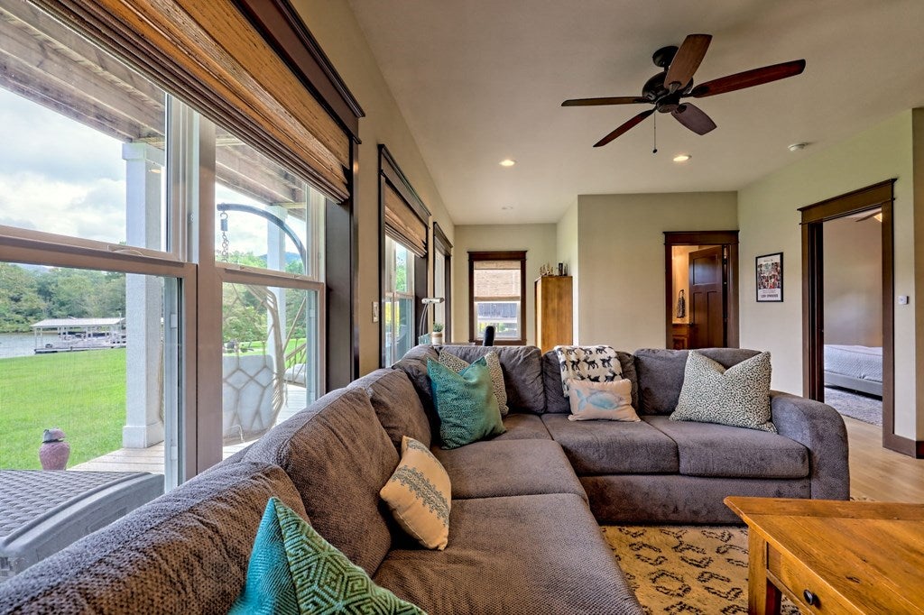 Hiawassee, Georgia, 30546, United States, 2 Bedrooms Bedrooms, ,3 BathroomsBathrooms,Residential,Active,1914769