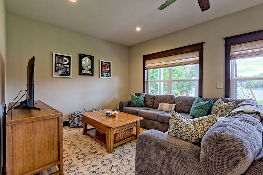 Hiawassee, Georgia, 30546, United States, 2 Bedrooms Bedrooms, ,3 BathroomsBathrooms,Residential,Active,1914769