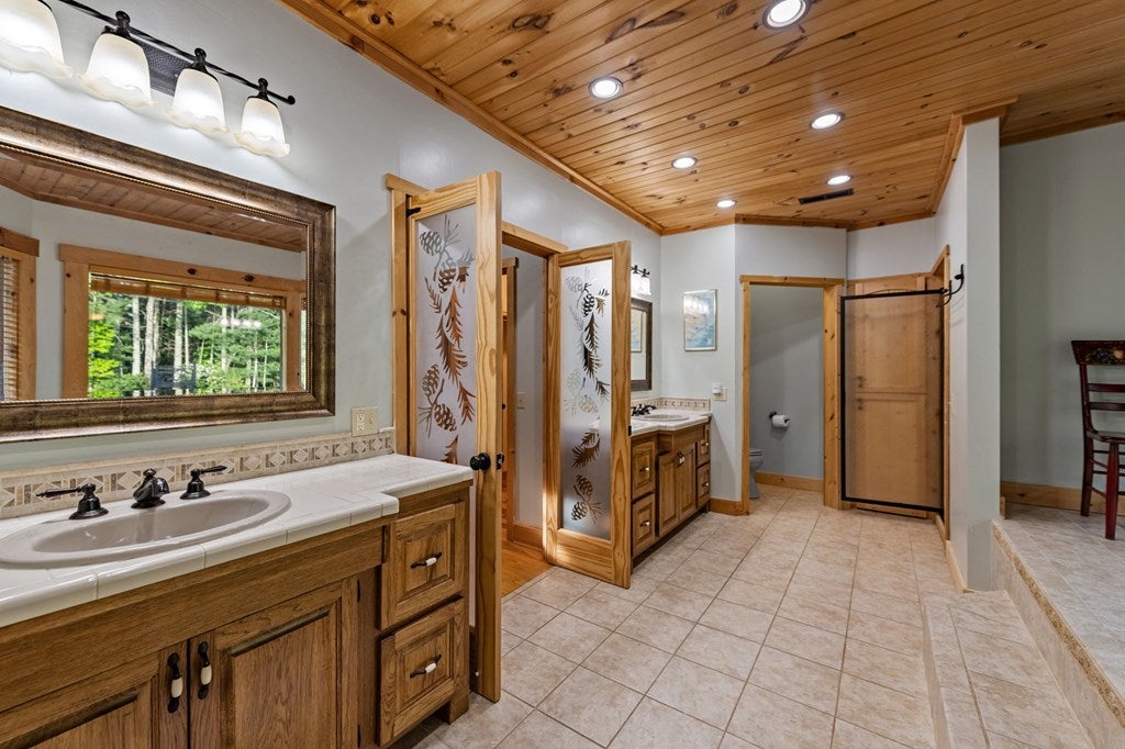 Brasstown, North Carolina, 28902, United States, 4 Bedrooms Bedrooms, ,5 BathroomsBathrooms,Residential,Active,1808288