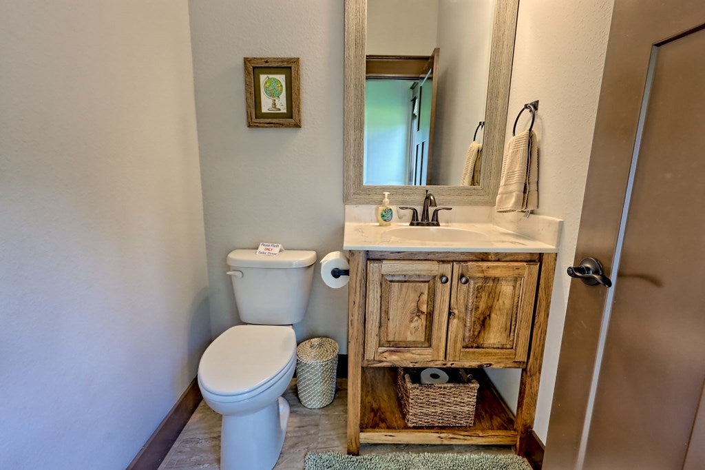 Hiawassee, Georgia, 30546, United States, 2 Bedrooms Bedrooms, ,3 BathroomsBathrooms,Residential,Active,1914769