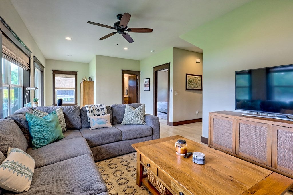 Hiawassee, Georgia, 30546, United States, 2 Bedrooms Bedrooms, ,3 BathroomsBathrooms,Residential,Active,1914769