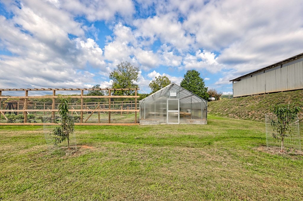 Warne, North Carolina, 28909, United States, 5 Bedrooms Bedrooms, ,6 BathroomsBathrooms,Residential,Active,1968111
