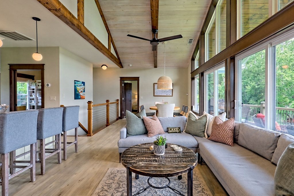 Hiawassee, Georgia, 30546, United States, 2 Bedrooms Bedrooms, ,3 BathroomsBathrooms,Residential,Active,1914769
