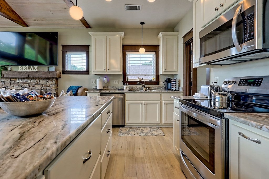 Hiawassee, Georgia, 30546, United States, 2 Bedrooms Bedrooms, ,3 BathroomsBathrooms,Residential,Active,1914769
