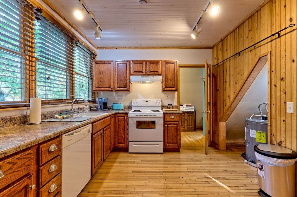 Warne, North Carolina, 28909, United States, 5 Bedrooms Bedrooms, ,6 BathroomsBathrooms,Residential,Active,1968111