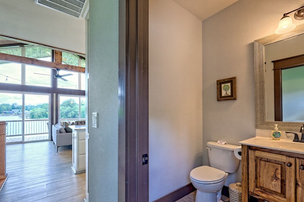Hiawassee, Georgia, 30546, United States, 2 Bedrooms Bedrooms, ,3 BathroomsBathrooms,Residential,Active,1914769