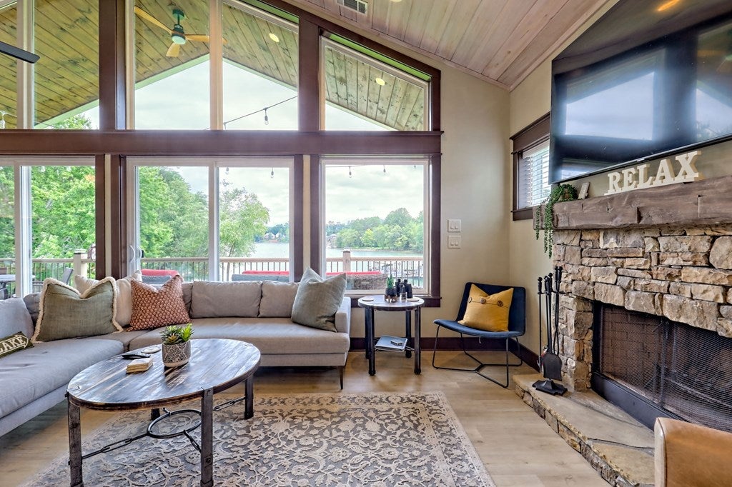Hiawassee, Georgia, 30546, United States, 2 Bedrooms Bedrooms, ,3 BathroomsBathrooms,Residential,Active,1914769