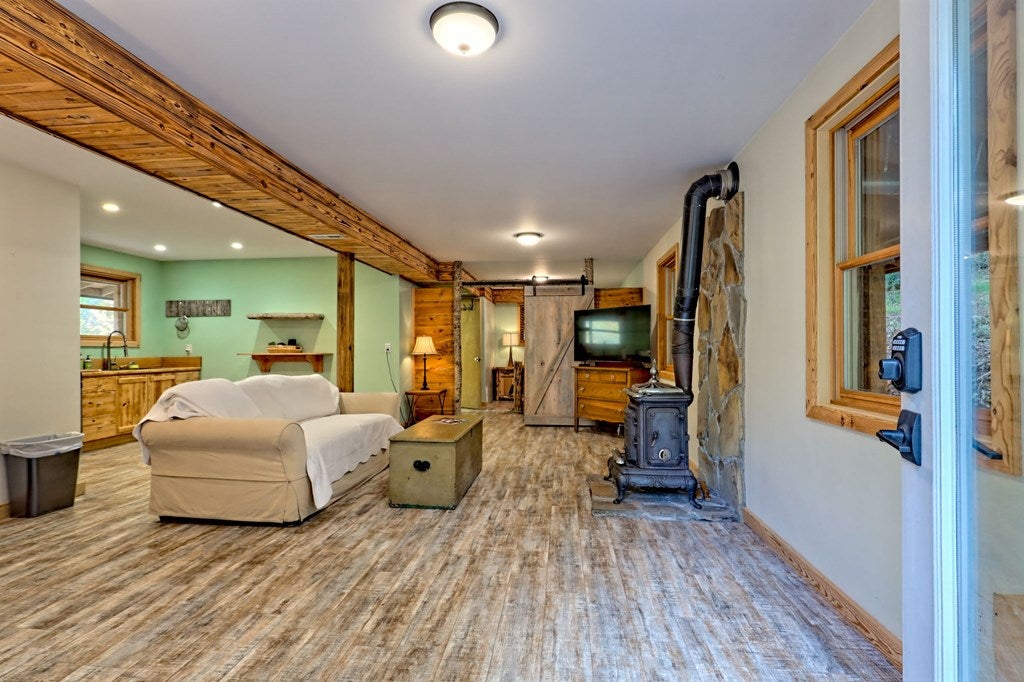 Warne, North Carolina, 28909, United States, 5 Bedrooms Bedrooms, ,6 BathroomsBathrooms,Residential,Active,1968111