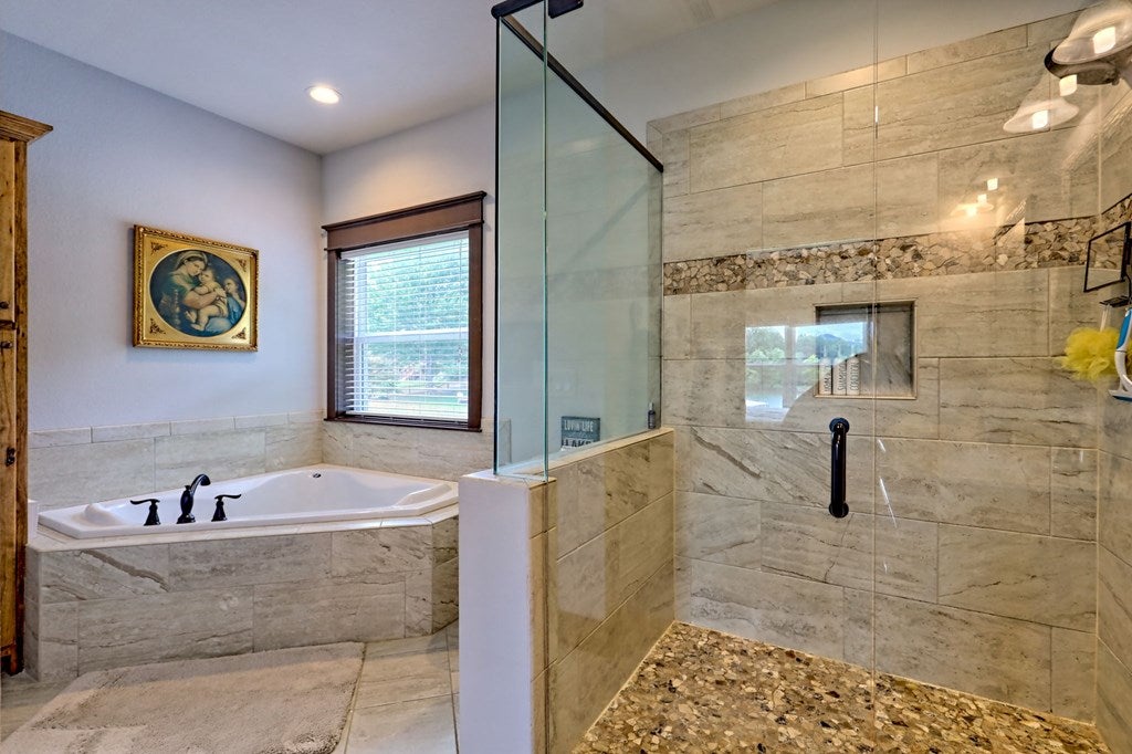 Hiawassee, Georgia, 30546, United States, 2 Bedrooms Bedrooms, ,3 BathroomsBathrooms,Residential,Active,1914769