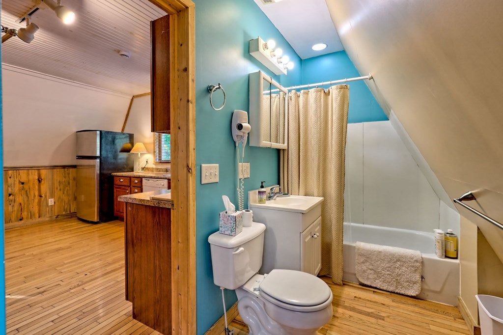 Warne, North Carolina, 28909, United States, 5 Bedrooms Bedrooms, ,6 BathroomsBathrooms,Residential,Active,1968111