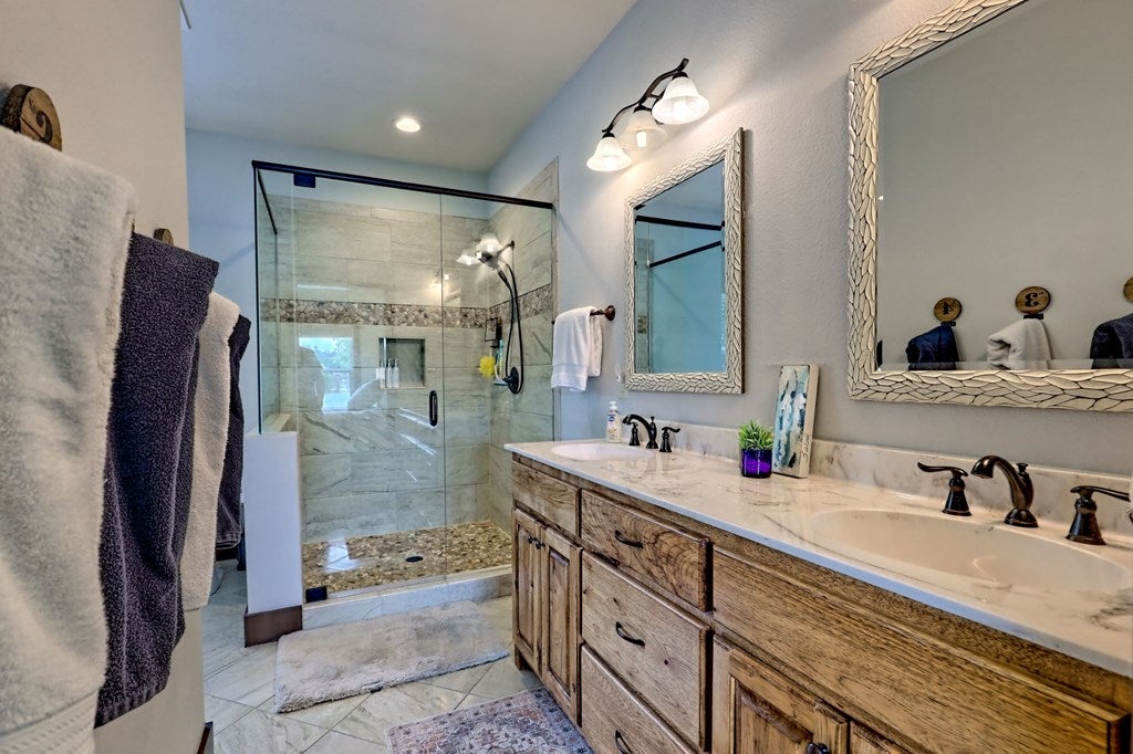 Hiawassee, Georgia, 30546, United States, 2 Bedrooms Bedrooms, ,3 BathroomsBathrooms,Residential,Active,1914769