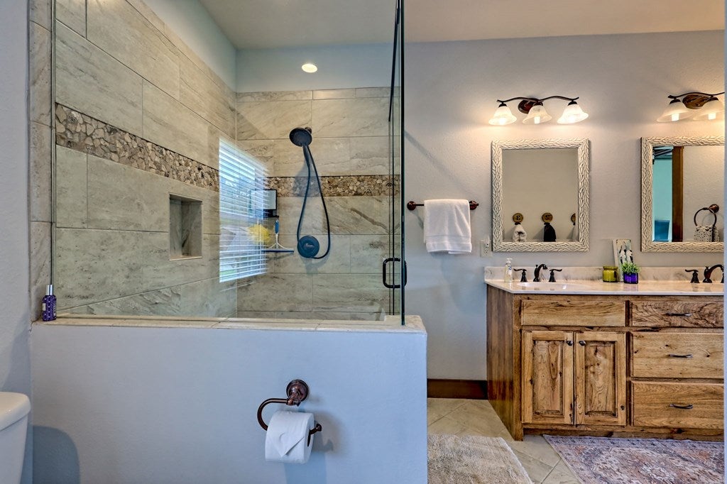 Hiawassee, Georgia, 30546, United States, 2 Bedrooms Bedrooms, ,3 BathroomsBathrooms,Residential,Active,1914769