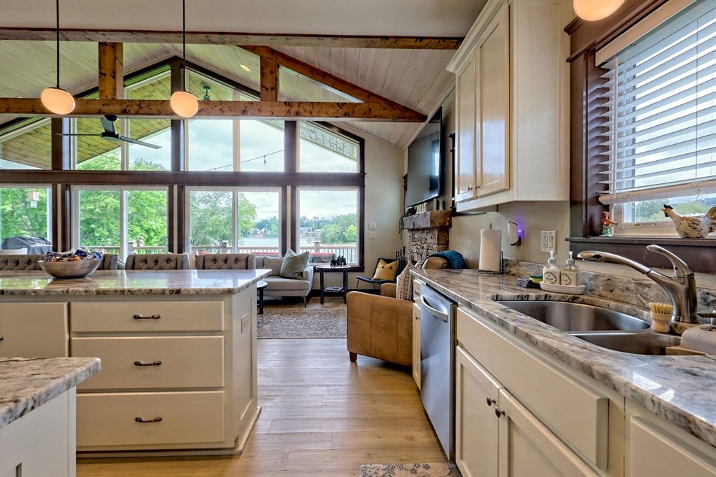 Hiawassee, Georgia, 30546, United States, 2 Bedrooms Bedrooms, ,3 BathroomsBathrooms,Residential,Active,1914769