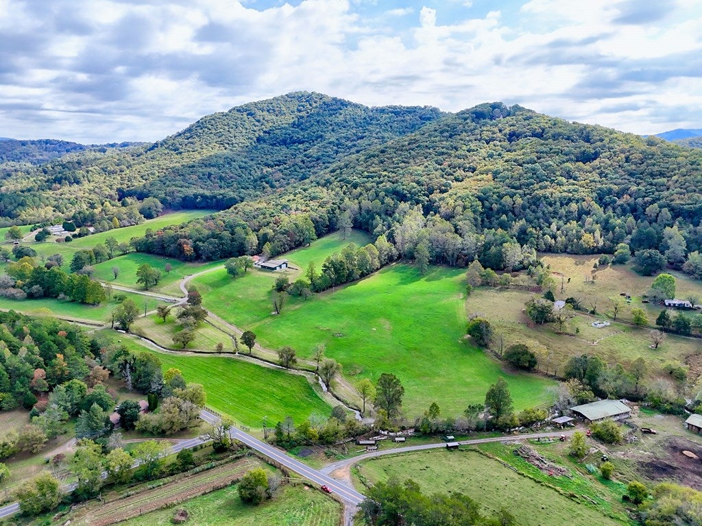 Warne, North Carolina, 28909, United States, 5 Bedrooms Bedrooms, ,6 BathroomsBathrooms,Residential,Active,1968111