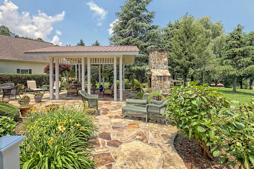 Young Harris, Georgia, 30582, United States, 4 Bedrooms Bedrooms, ,5 BathroomsBathrooms,Residential,Active,1945365