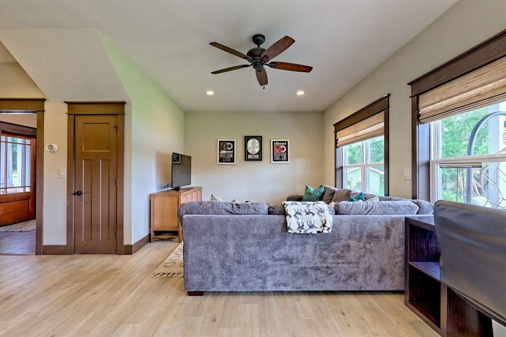 Hiawassee, Georgia, 30546, United States, 2 Bedrooms Bedrooms, ,3 BathroomsBathrooms,Residential,Active,1914769