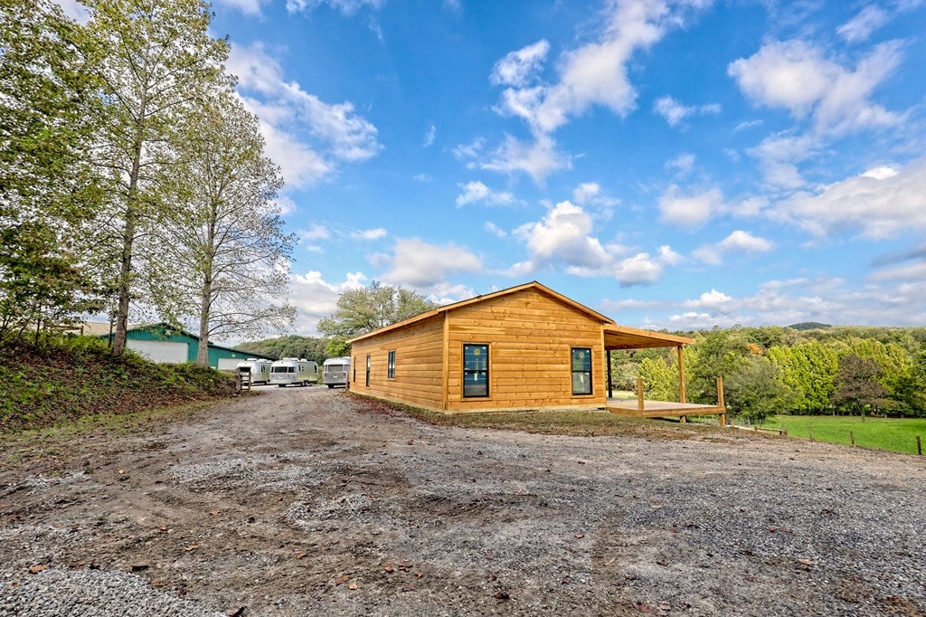Warne, North Carolina, 28909, United States, 5 Bedrooms Bedrooms, ,6 BathroomsBathrooms,Residential,Active,1968111