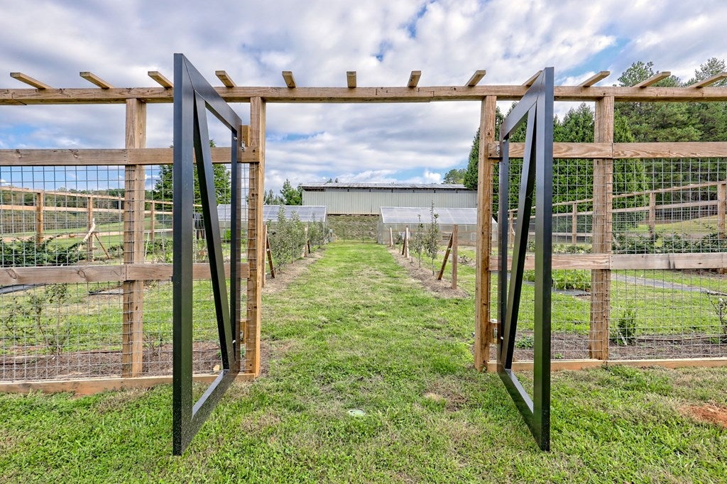 Warne, North Carolina, 28909, United States, 5 Bedrooms Bedrooms, ,6 BathroomsBathrooms,Residential,Active,1968111