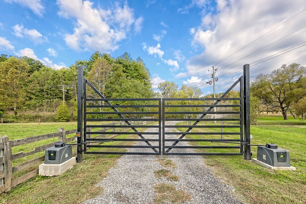 Warne, North Carolina, 28909, United States, 5 Bedrooms Bedrooms, ,6 BathroomsBathrooms,Residential,Active,1968111
