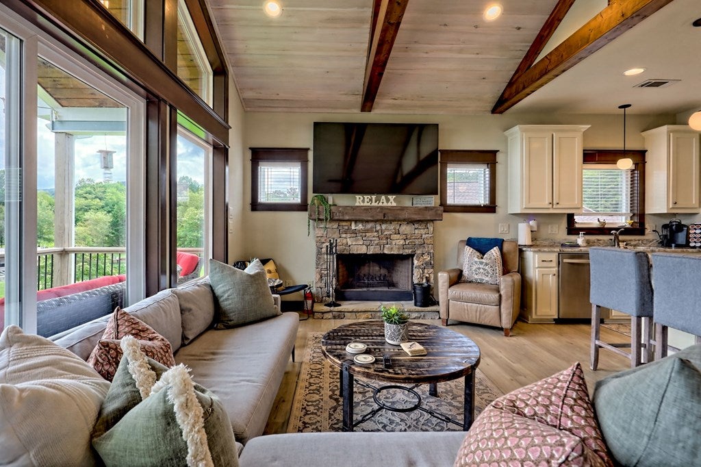 Hiawassee, Georgia, 30546, United States, 2 Bedrooms Bedrooms, ,3 BathroomsBathrooms,Residential,Active,1914769