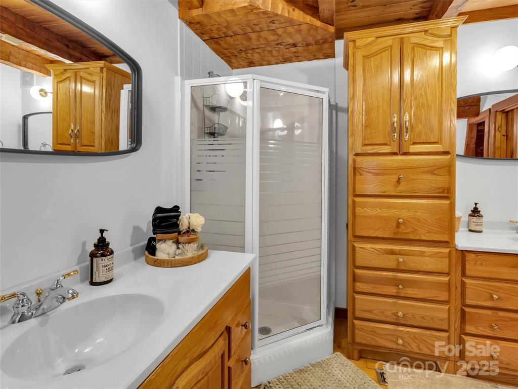 Robbinsville, North Carolina, 28771, United States, 6 Bedrooms Bedrooms, ,4 BathroomsBathrooms,Residential,Active,1764845