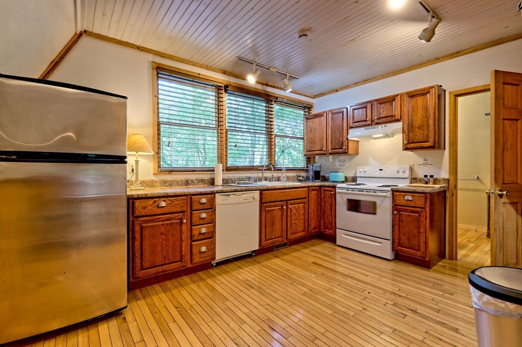 Warne, North Carolina, 28909, United States, 5 Bedrooms Bedrooms, ,6 BathroomsBathrooms,Residential,Active,1968111