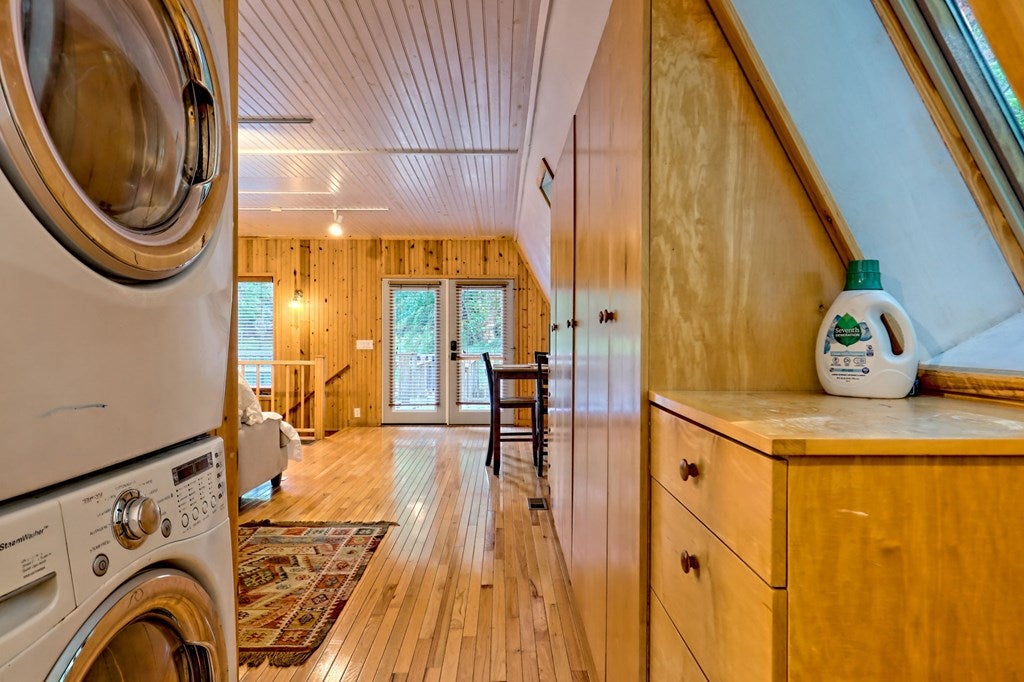 Warne, North Carolina, 28909, United States, 5 Bedrooms Bedrooms, ,6 BathroomsBathrooms,Residential,Active,1968111