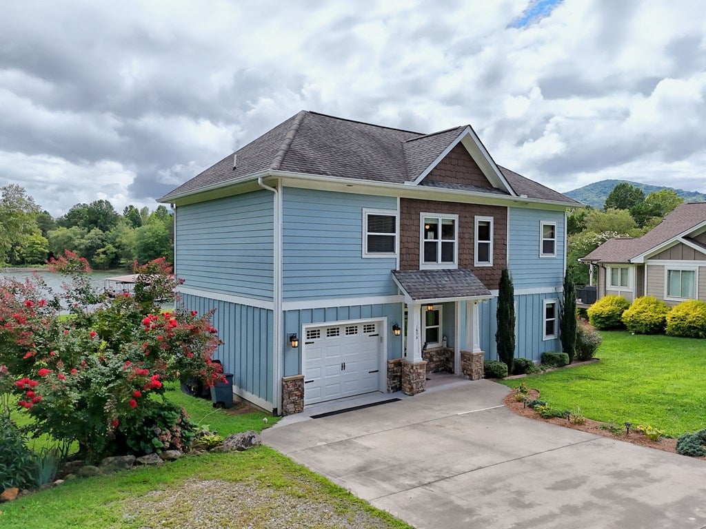 Hiawassee, Georgia, 30546, United States, 2 Bedrooms Bedrooms, ,3 BathroomsBathrooms,Residential,Active,1914769