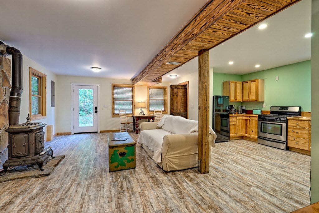 Warne, North Carolina, 28909, United States, 5 Bedrooms Bedrooms, ,6 BathroomsBathrooms,Residential,Active,1968111